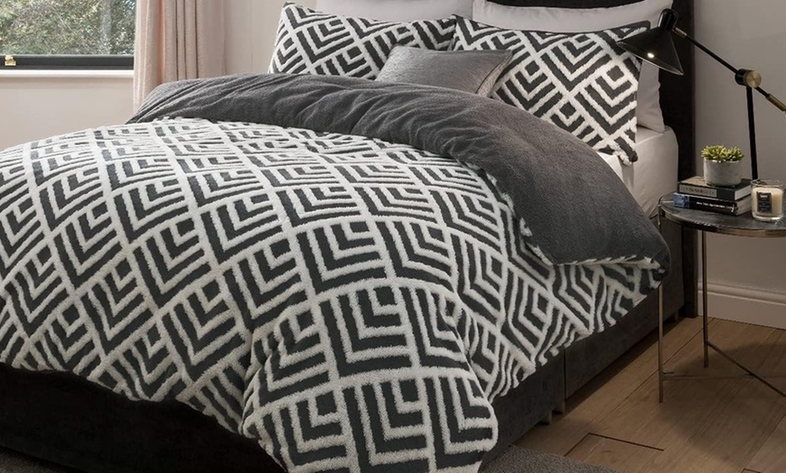 Image 6: Smart Living Premium Geo Jacquard Fleece Duvet Set