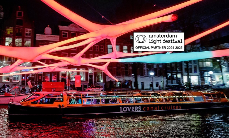 Image 2: Vaar door verlichte grachten tijdens het Amsterdam Light Festival