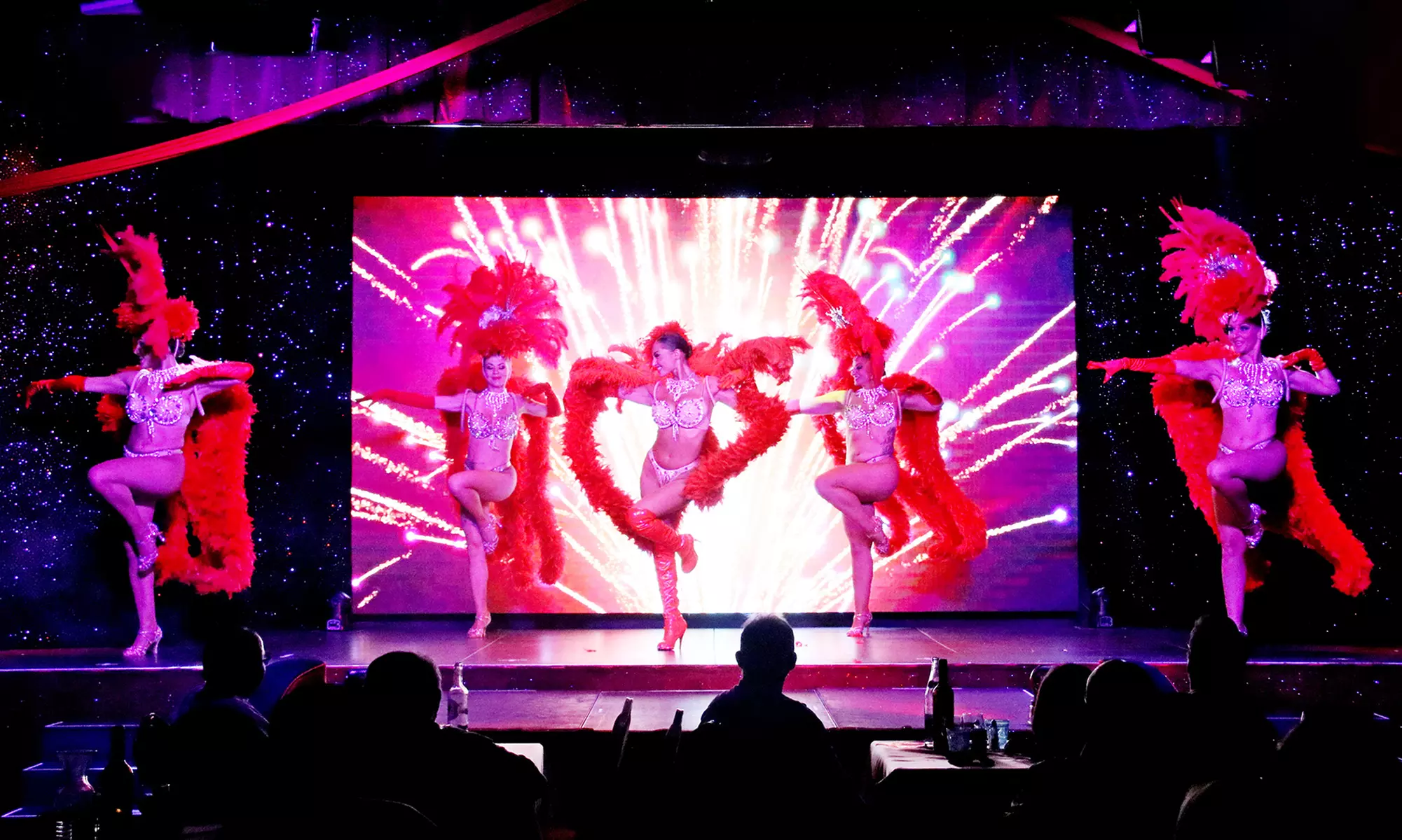 Parenthèse enchantée à la Cour Royale : strass, paillettes et dîner