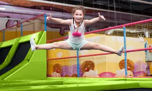Godzinne wejście do parku trampolin dla 1 lub 2 osób w New Age Jump