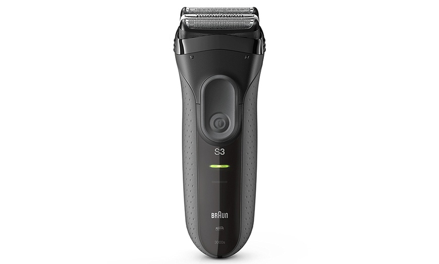 Image 2: Braun 3000s Electric Shaver