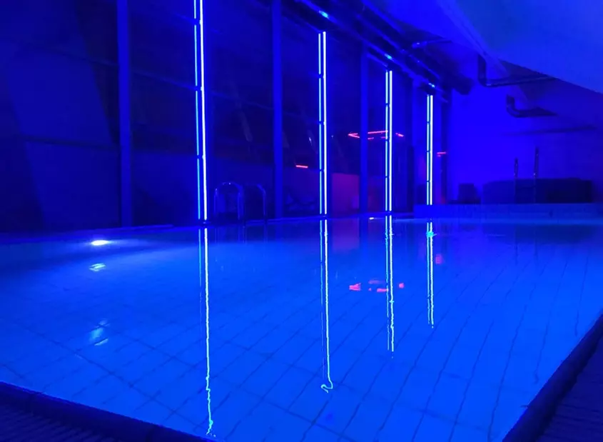 Wejście do Term Krakowskie Błonia z napojem