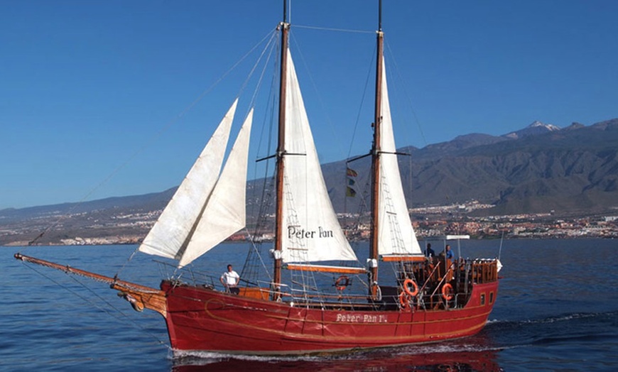 Image 1: Paseo en barco con comida