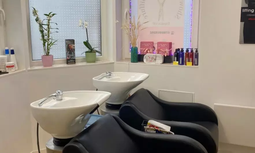 Shampoing, brushing et coloration toutes longueurs avec Showroom Beauty Coiffure (jusqu'à 32% de remise) - Second Medium