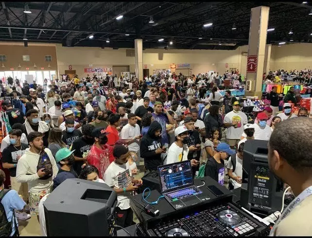 Dallas Sneaker Convention on May 15 at 12 p.m. - Second Medium