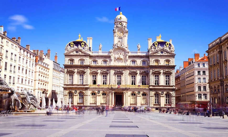 Image 1: Lyon : chambre double Supérieure 4* avec petit-déjeuner et dîner