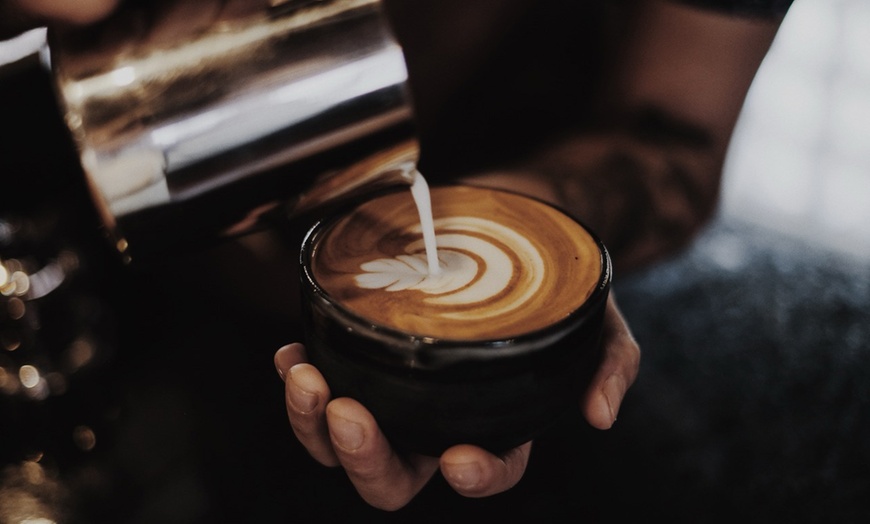 Image 2: Latte-Art-Schulung inkl. Zertifikat & Drinks für 1 oder 2 Personen
