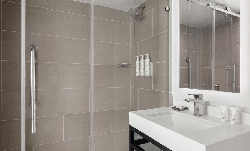 Image 14: Modern Stay with Easy Access to NYC
