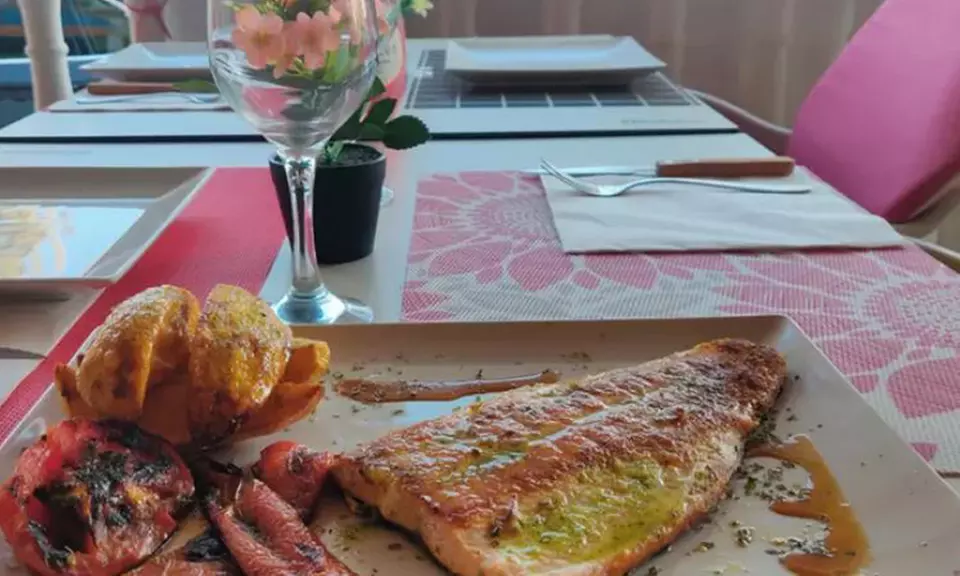 Mariscada con bogavante para 2 con vino en restaurante mediterráneo