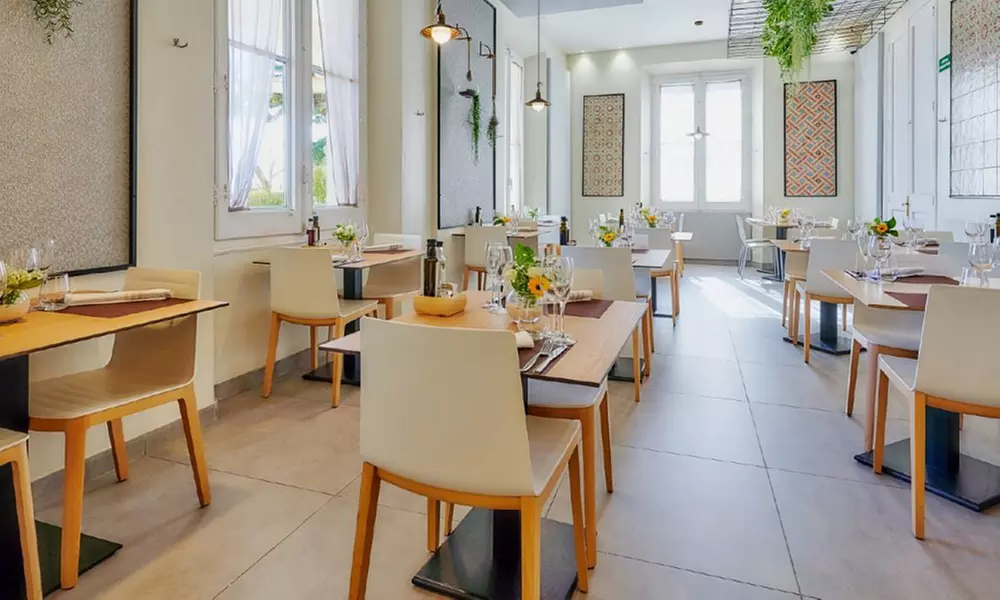 Saborea la tradición mediterránea: menú con botella de vino para 2 o 4