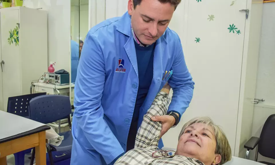 Elige 2, 4 o 6 sesiones de fisioterapia y masaje terapéutico con hasta 40% de descuento ¡Recupérate con ALZUR! - Primary Image