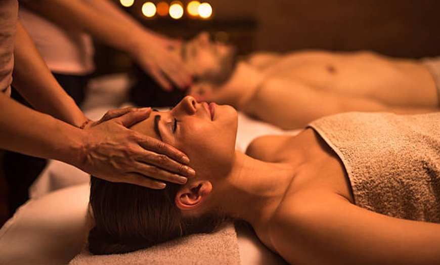 Image 20: Masajes y rituales con aceites, infusión o vino  