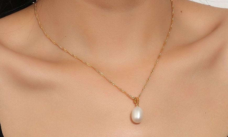 Image 2: Stunning Gold Tone White Freshwater Pearl Set