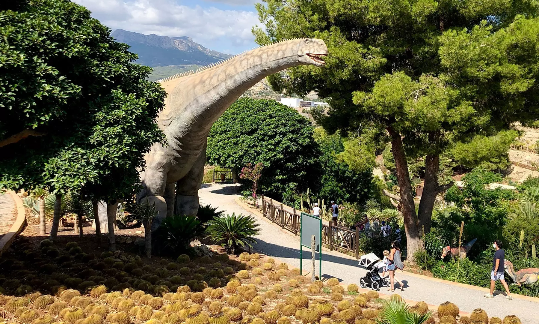 Entrada de un día para hasta 4 personas a DinoPark Algar