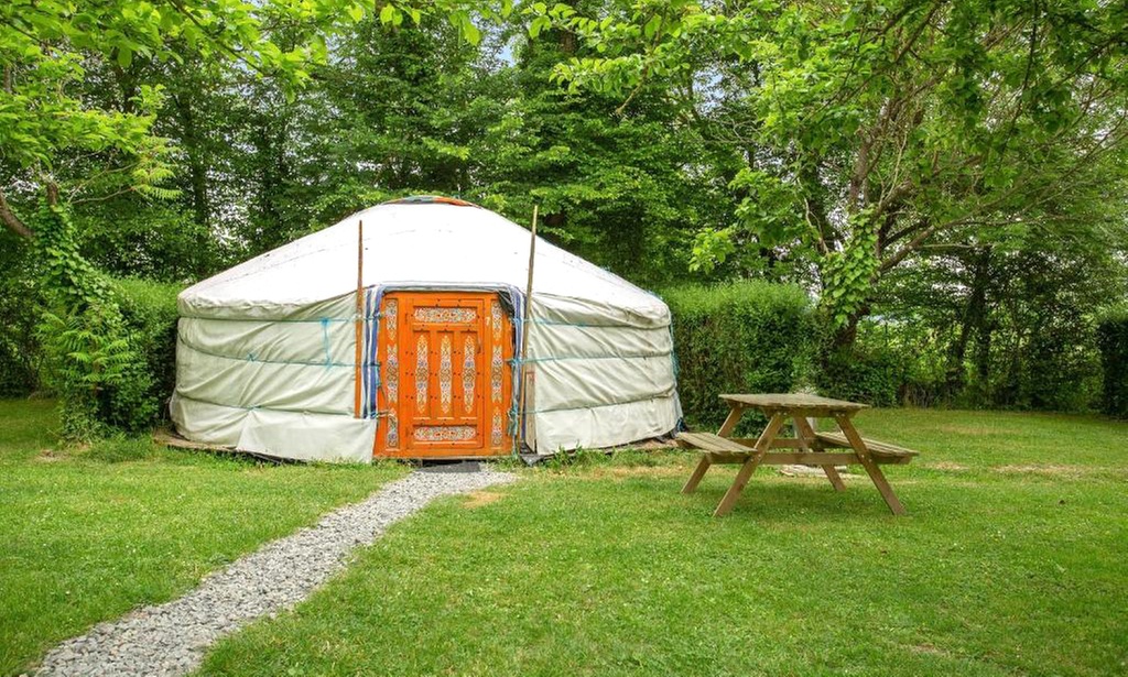 Côte d’Émeraude : yourte avec petit-déjeuner et option paniers-repas