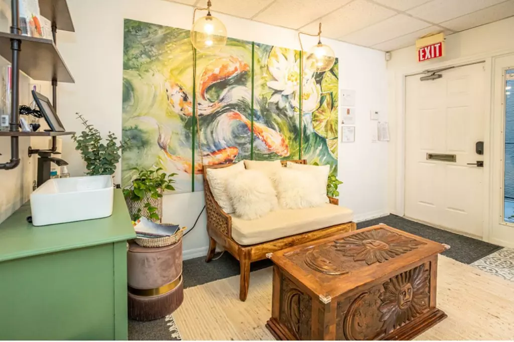 Get 1 Hour or 1 - 1/2 Hour Swedish Massage with Warm Honey Foot Mask