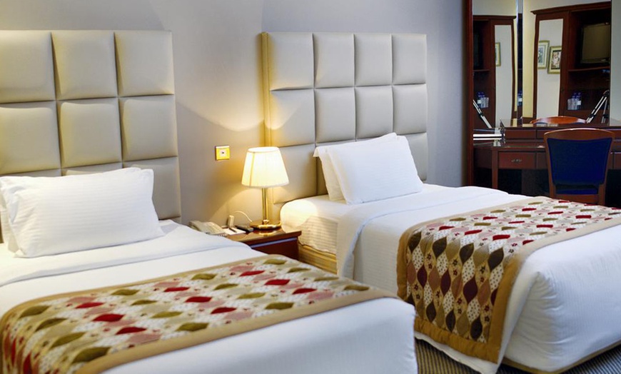 Image 3: Bahrain: 4* 1- or 2-Night Stay with Breakfast