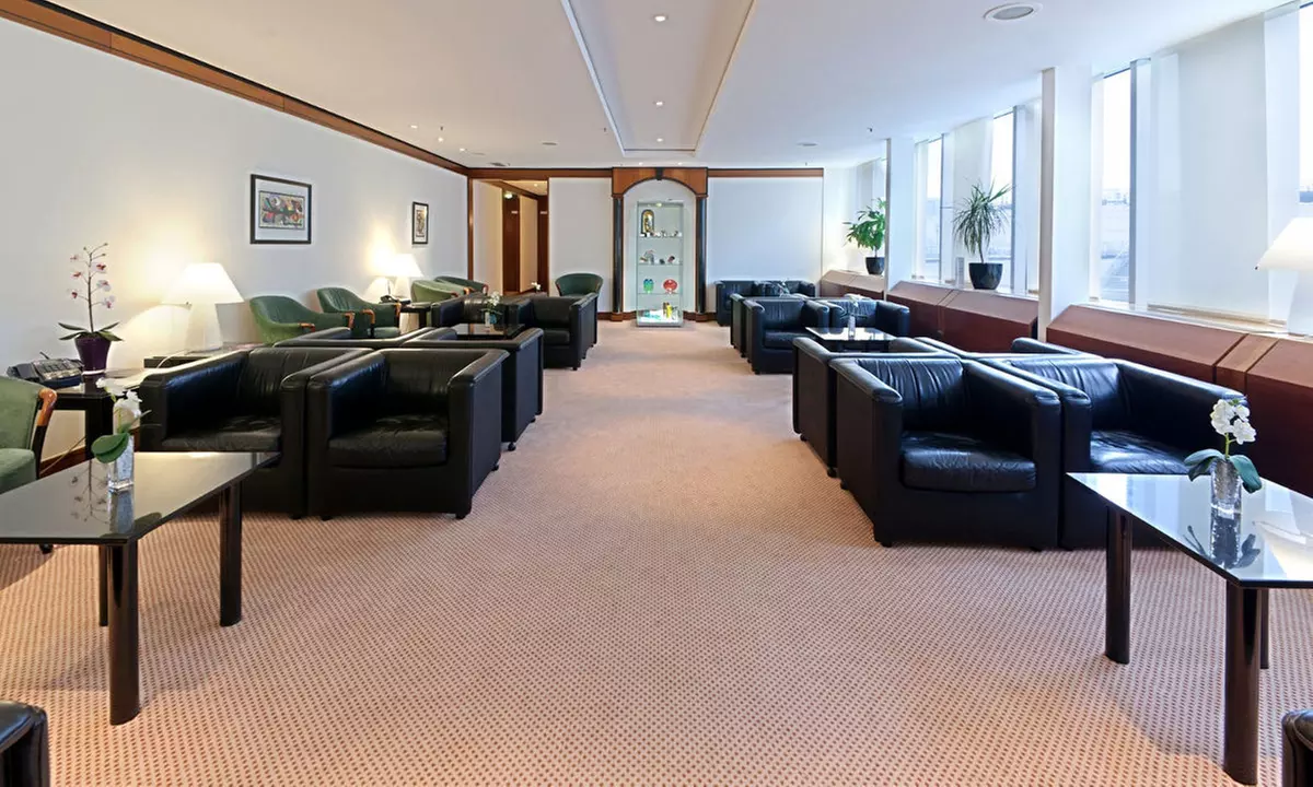 Entspanne vor deinem Flug in der Luxx Lounge mit Snacks, Drinks uvm.