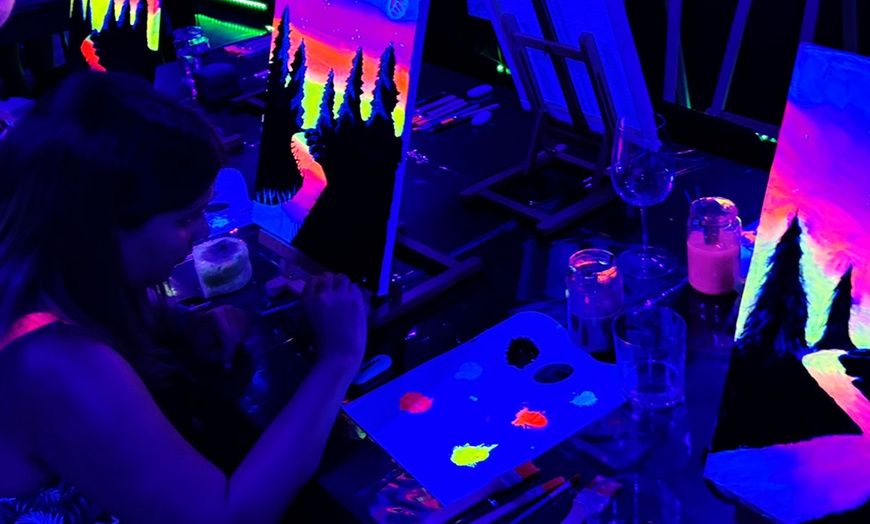 Image 2: Taller de pintura fluorescente para 1 o 2 personas con vino y material