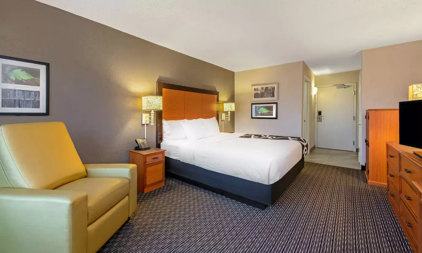 Modern hotel in Kenner, LA: Southern Hospitality and Convenience