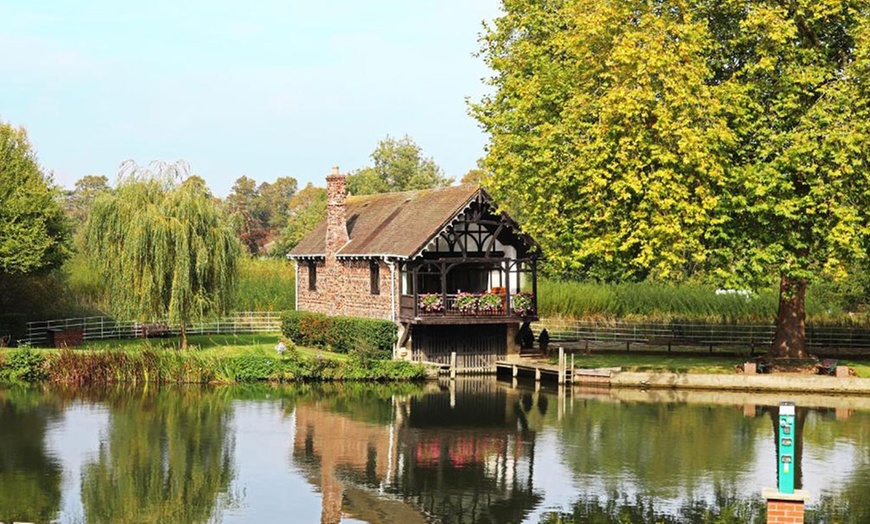 Image 7: Oxfordshire Escape: Overnight Stay for 2 with Breakfast, Dinner & Wine