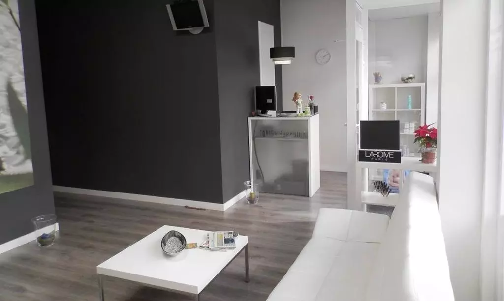 Limpieza facial con tratamiento y masaje facial en Astonish Sapphira