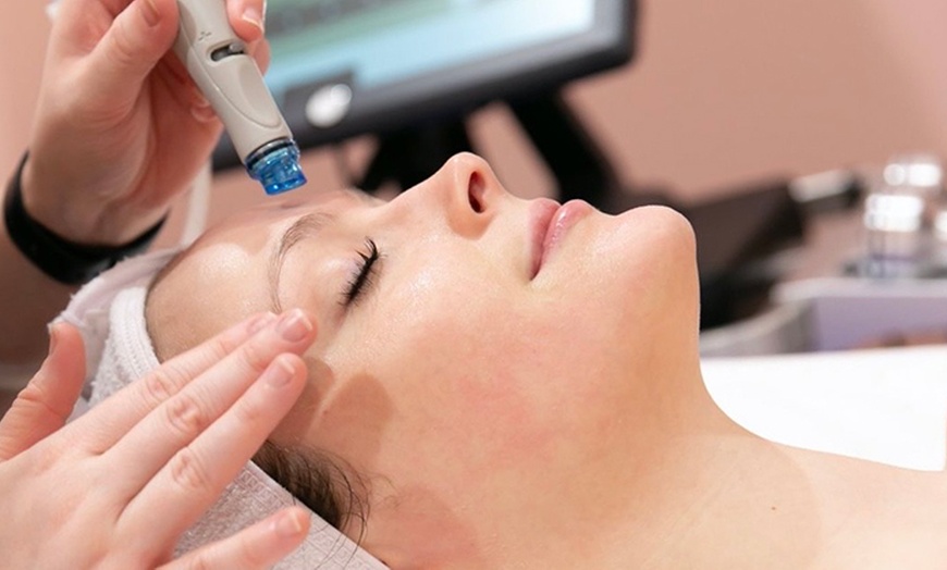 Image 1: Rostro radiante con un tratamiento hydrafacial clásico o prémium 