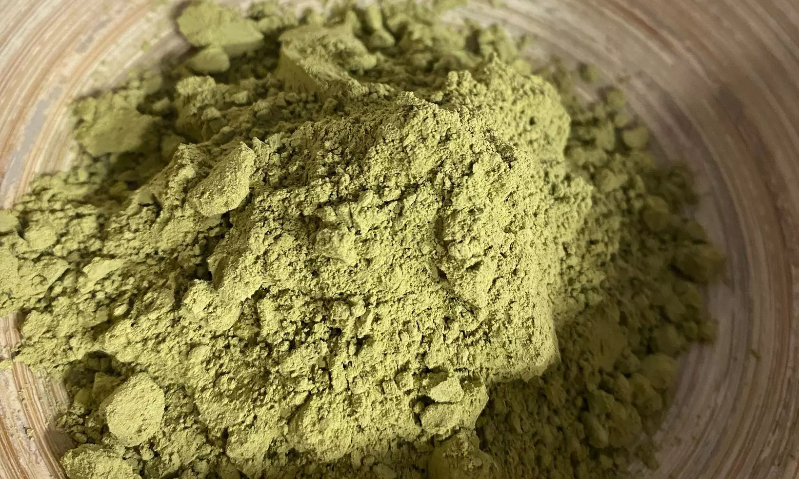 Sesión de peluquería con coloración con barros en raíz, lavado y corte