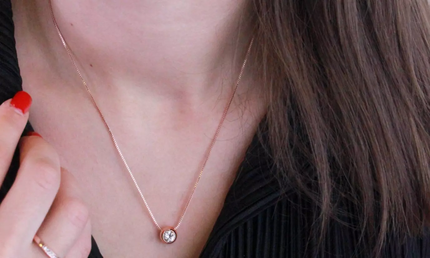 Collane, orecchini e bracciali con cristalli