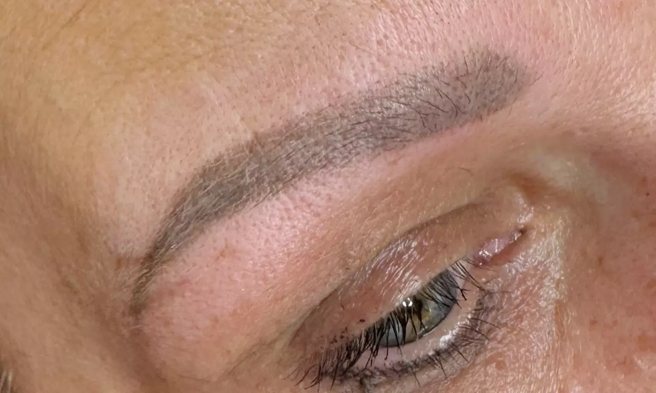Microblading, Ombre/Powder Brows oder Kombi-Brows inkl. Nachbehandlung