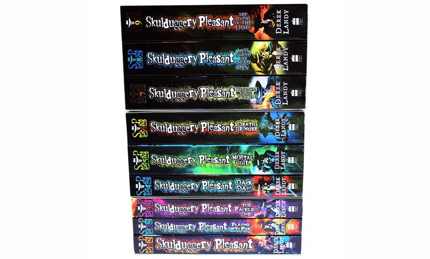 Image 2: Skulduggery Pleasant Complete Set