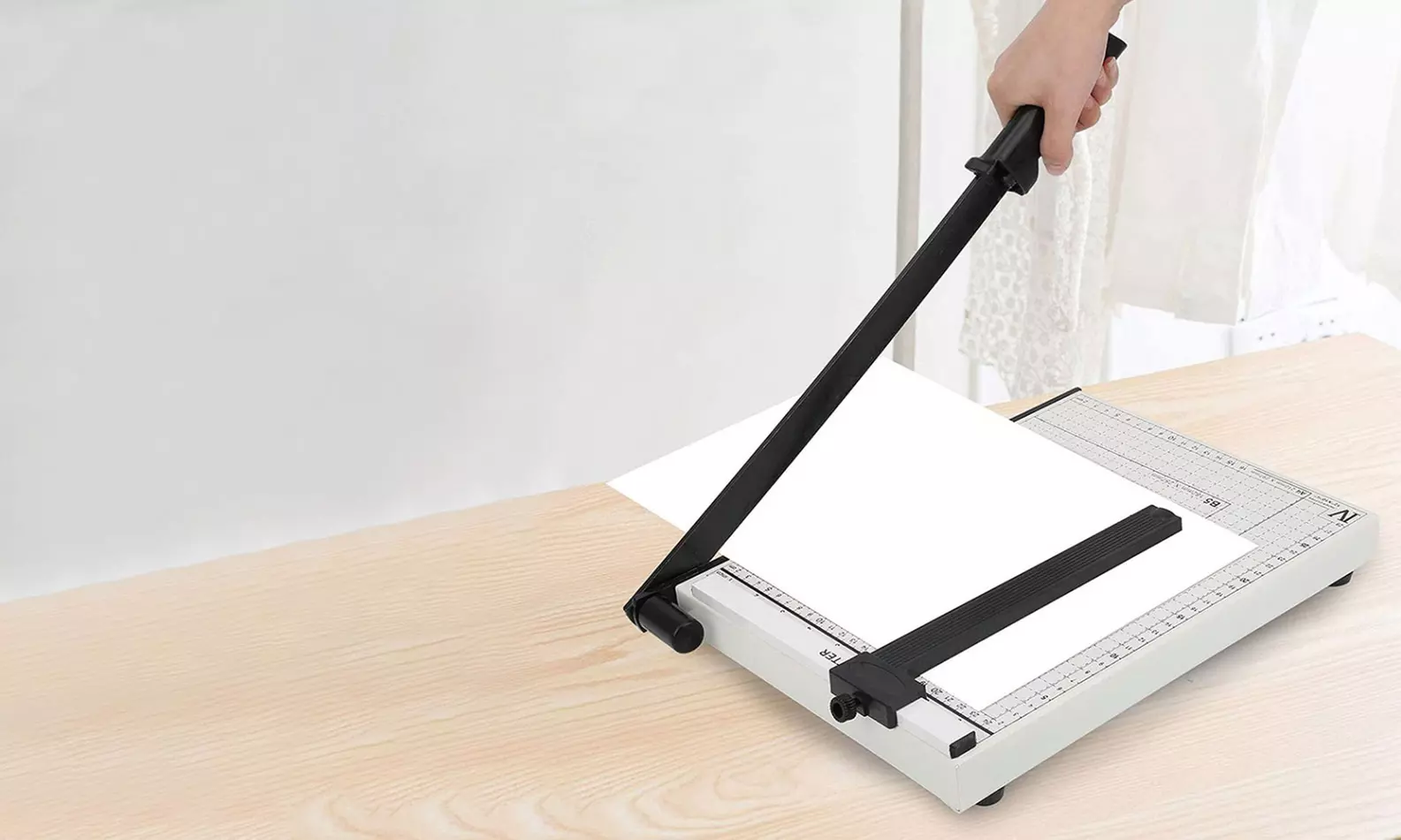 Coupe-papier avec lame et règle, livraison offerte - Primary Image