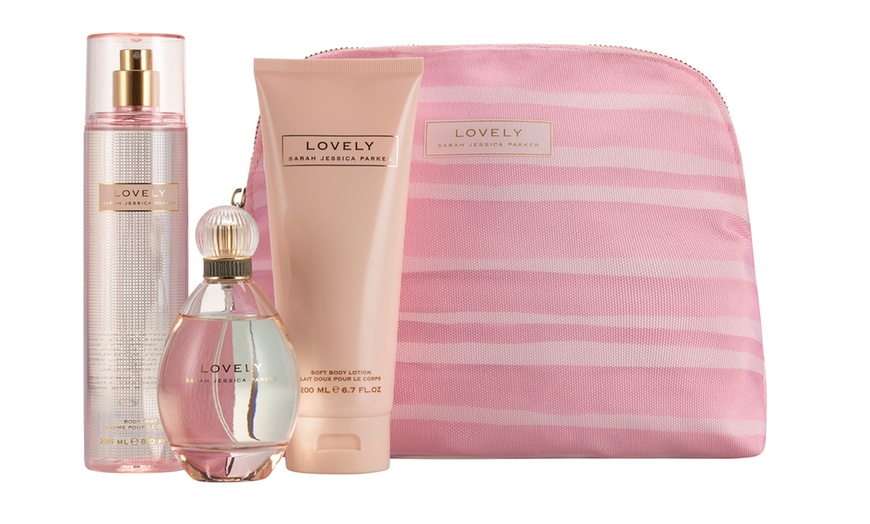 Image 6: Sarah Jessica Parker Born Lovely or Lovely Eau de Parfum Gift Set