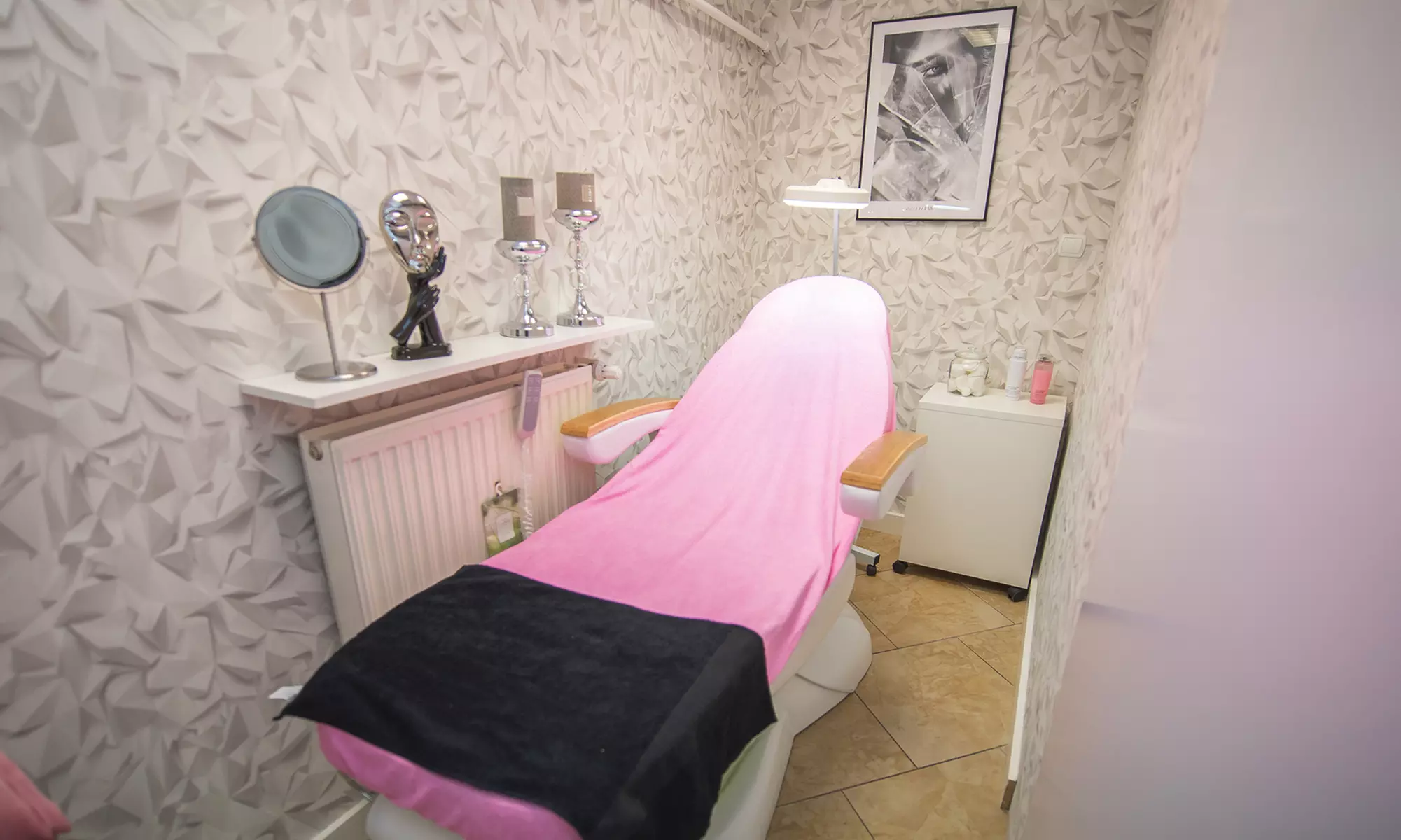 Wieloetapowy zabieg z peelingiem kawitacyjnym na twarz