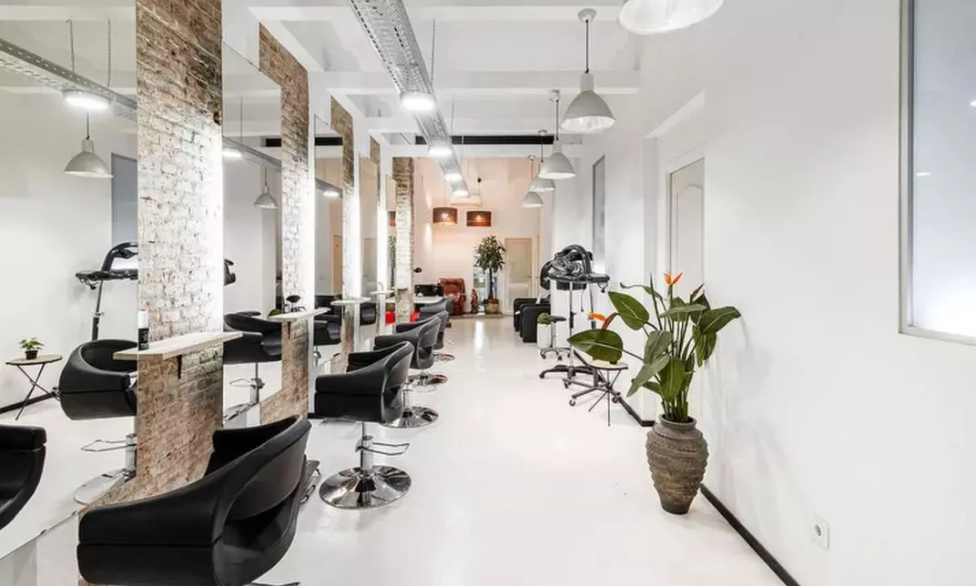 Sesión de peluquería, opción a corte y color, junto al Paseo de Gracia