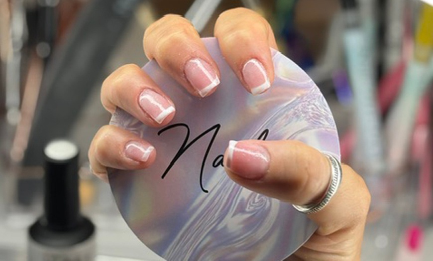 Image 2: Ongles impeccables et brillants avec beauté des mains ou des pieds