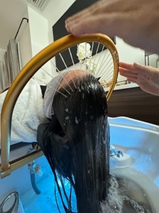 One Hair/Scalp Detox Spa Treatment: Exfoliation scalp Therapy Incl Stimulating Massage - eséna facial bar