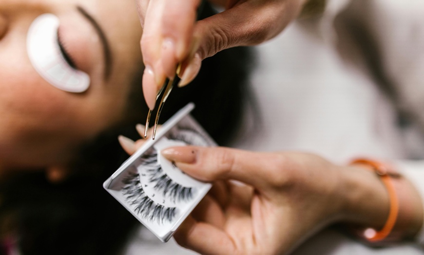 Image 2: Classic Semi-Permanent Eyelashes at Total X Cape