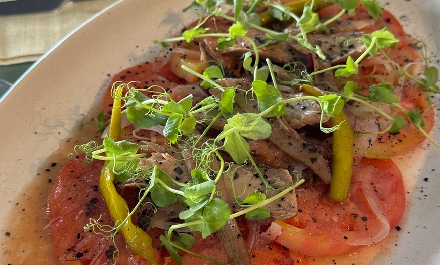 Image 18: Menú fusión para 2 o 4 personas con postre y opción a botella de vino
