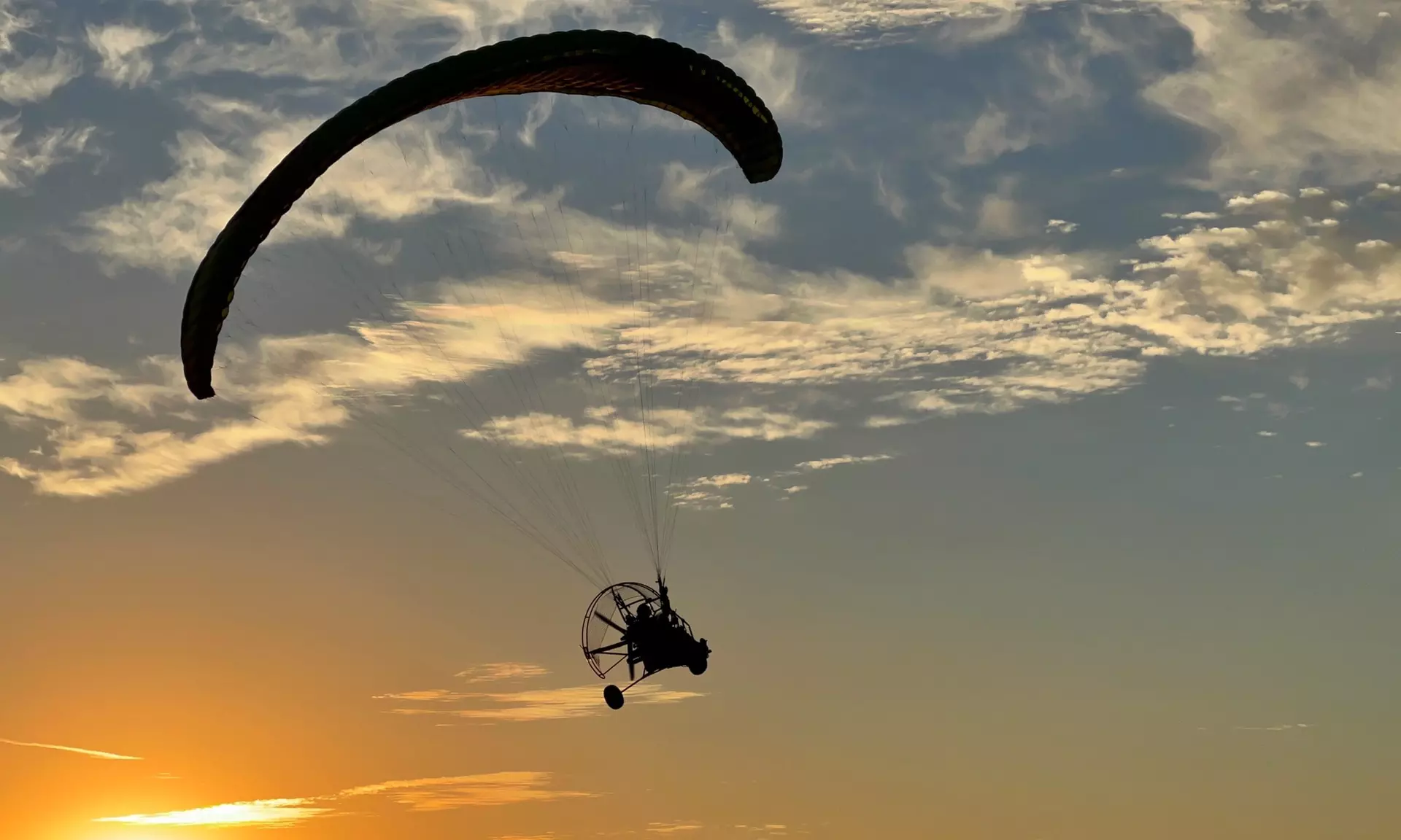 Vuelo en parapente biplaza o a motor con piloto titulado para 1 persona en Íkaro Parapente - Primary Image
