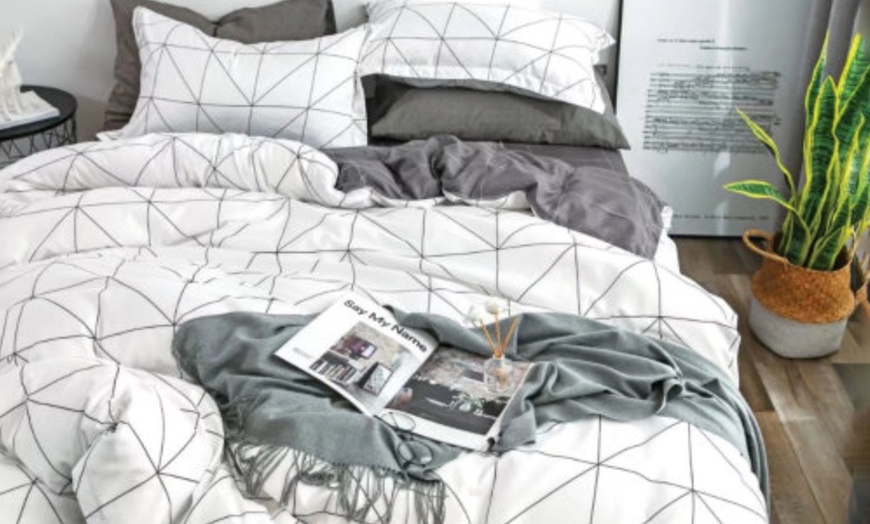 Image 6: Reversible Easy Care Duvet Set