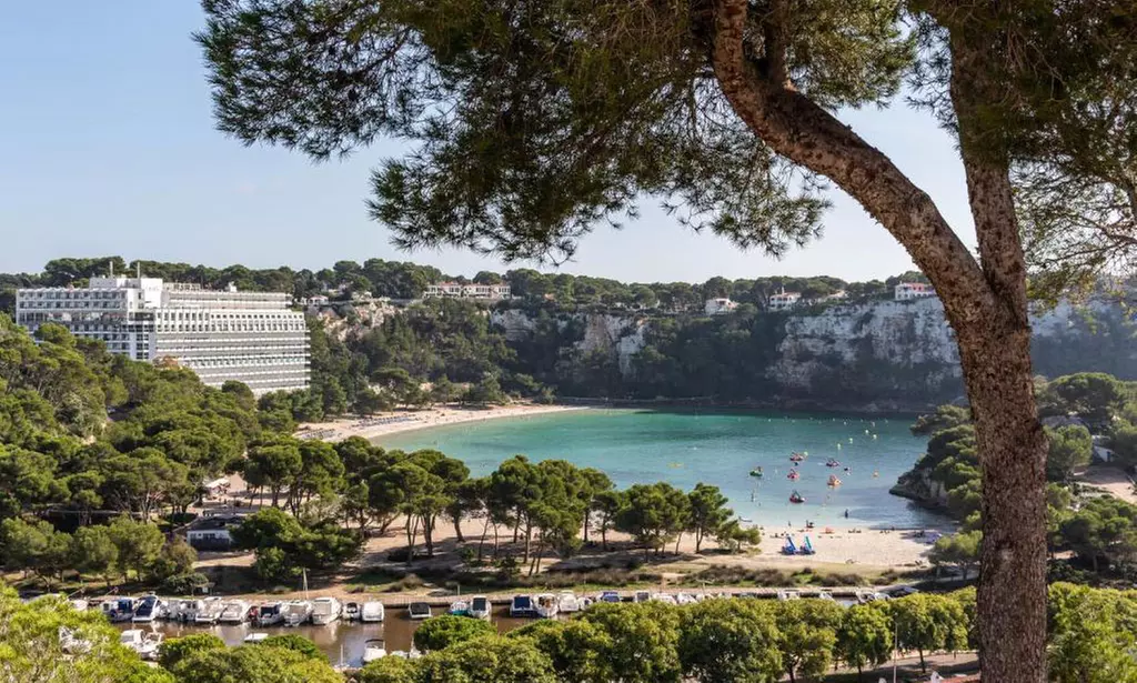 ✈ Menorca: 3, 5 o 7 noches en habitación doble o twin con vuelo de ida y vuelta y traslados para 1 persona - Primary Image