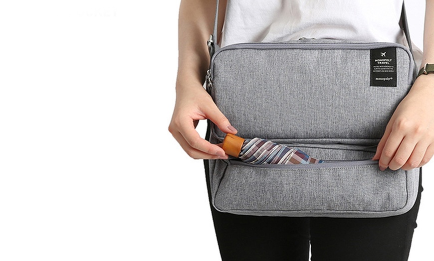 Image 4: Multi-Compartment Travel Bag