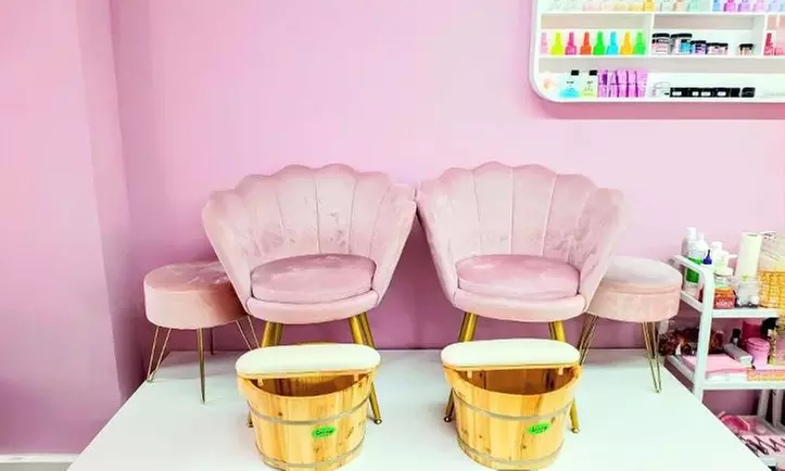 Sesión de manicura y/o pedicura con esmaltado normal o semipermanente