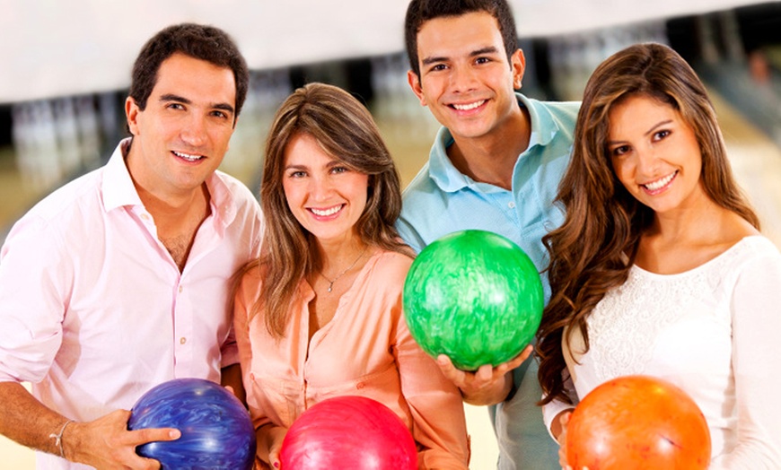 Image 1: Strike ! Bowling, repas entre amis