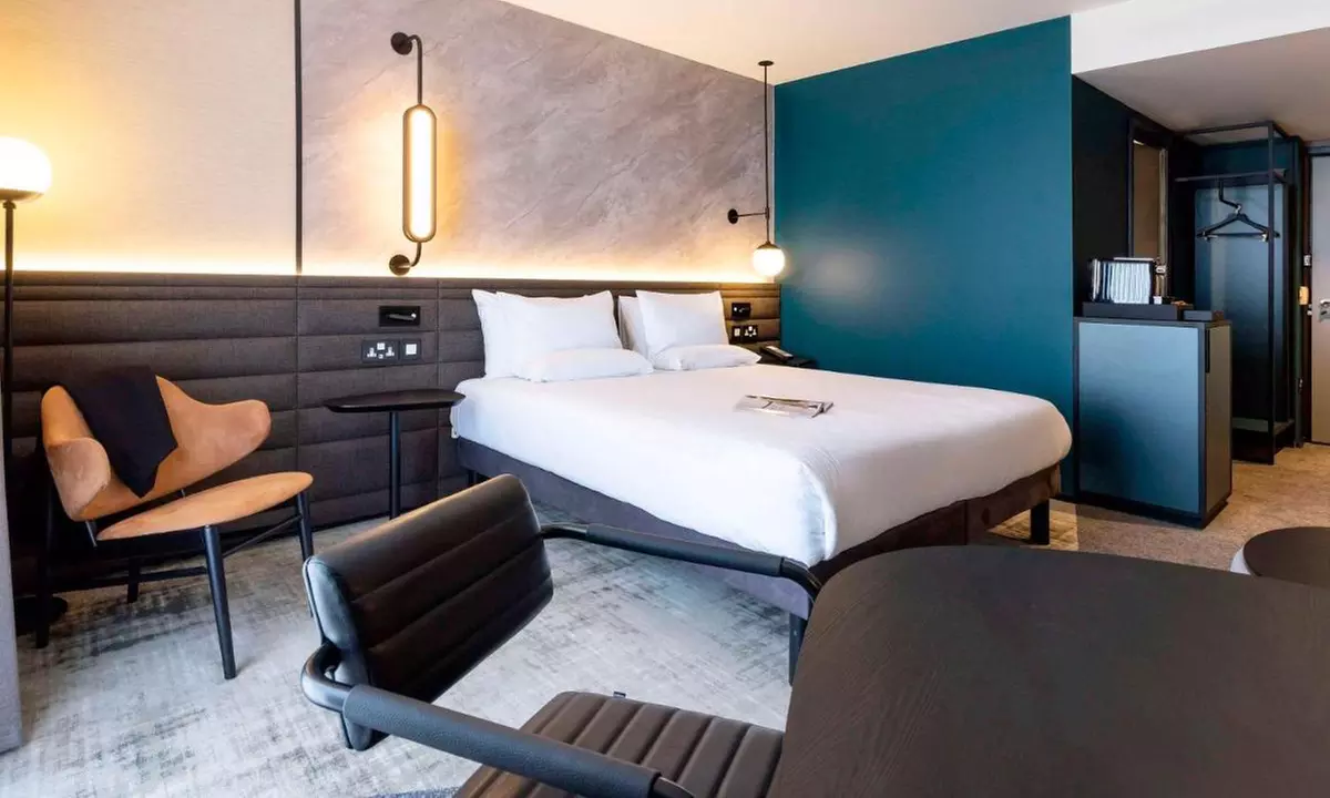 4* Liverpool: Standard King Room Stay with Breakfast and Late Checkout