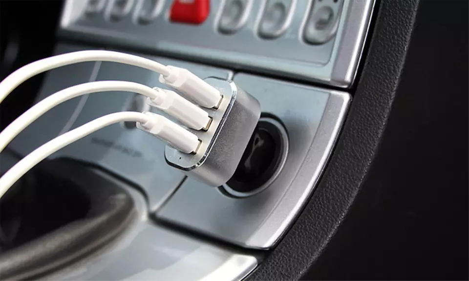 1 ou 2 chargeurs pour voiture rapides avec 3 ports USB - Primary Image