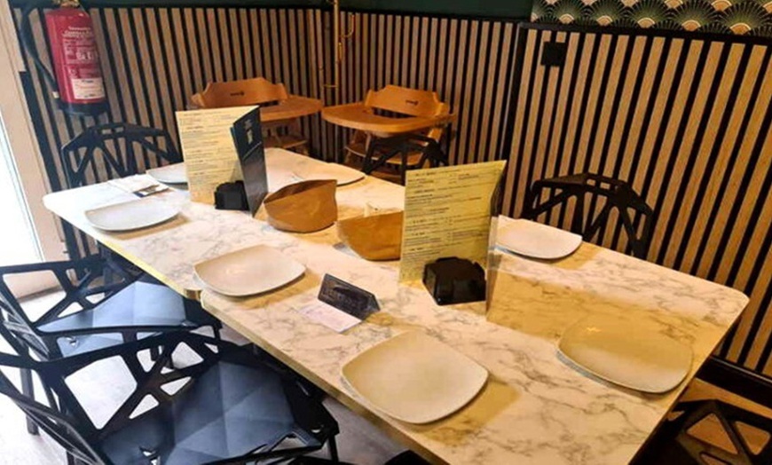 Image 13: Menú para 2 o 4 con entrantes, principales, postres y bebidas