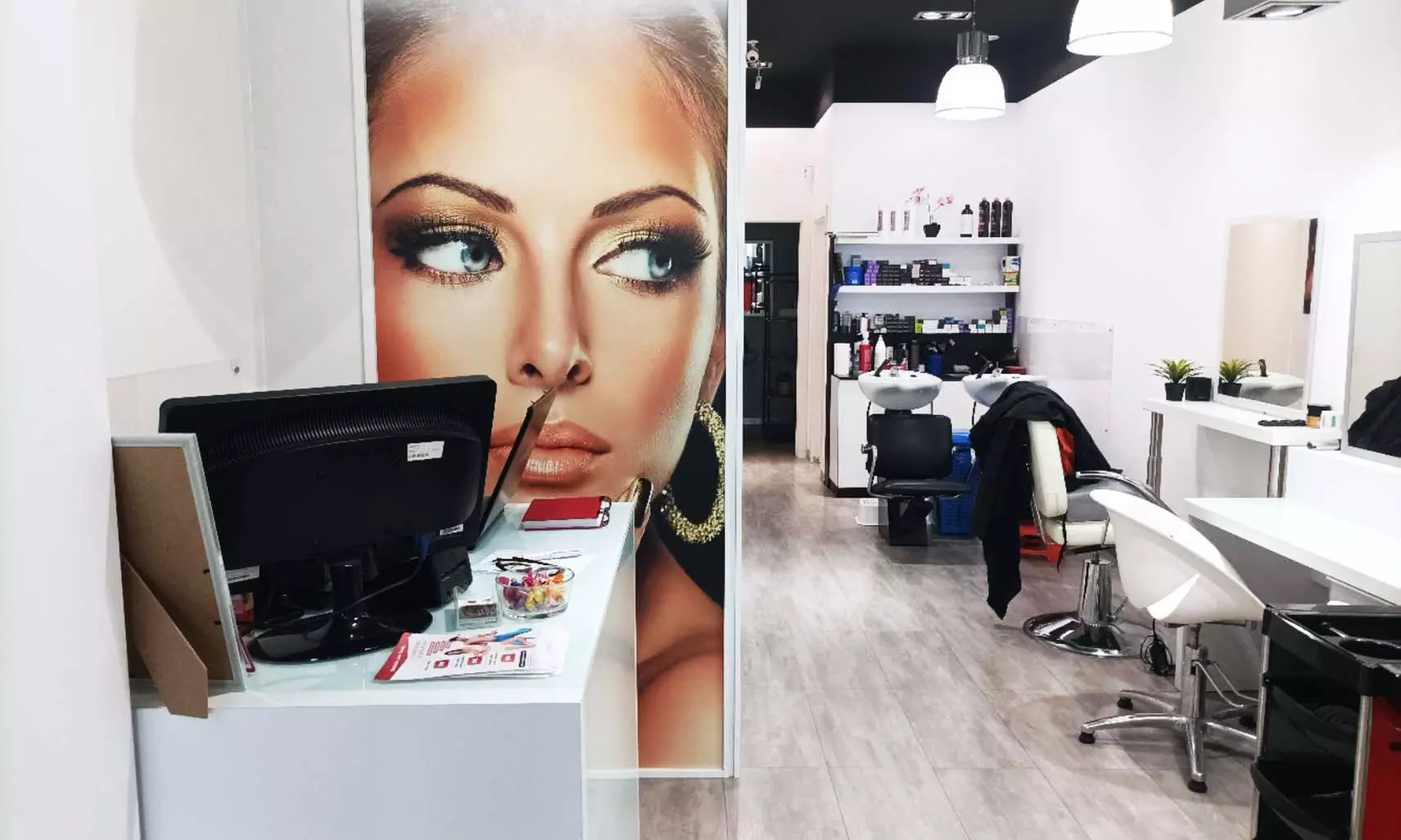 Sesión de peluquería con corte y opción a tinte o mechas balayage