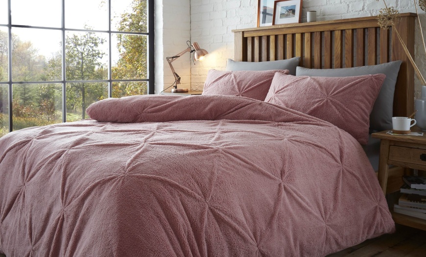 Image 6: Pintuck Teddy Fleece Duvet Set